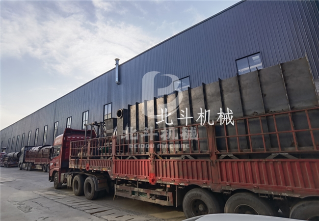 城市污泥炭化機(jī)裝車發(fā)往山西地區(qū),做好每一個環(huán)節(jié)