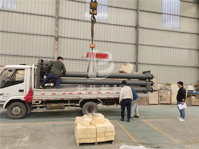 濟源客戶定制的冷炭機經過層層質檢,現(xiàn)進行裝車